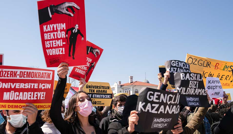 Studierende protestieren gegen den eingesetzten Präsidenten der Boǧaziçi Universität, Melih Bulu, im März in Istanbul. Eine junge Frau hält ein Schild hoch, auf dem steht: "Wir wollen keinen Getreuuen als Rektor".