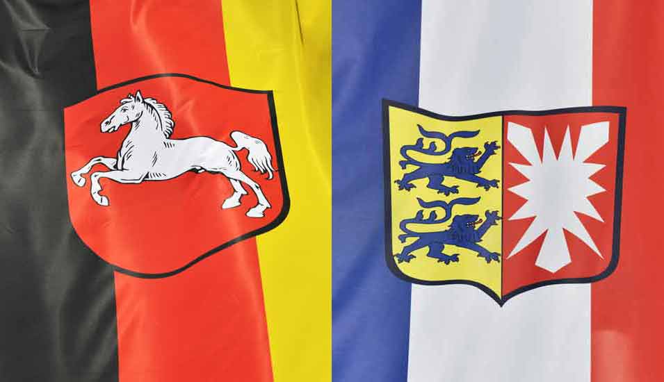 Fahnen mit Wappen der Bundesländer Niedersachsen und Schleswig-Holstein