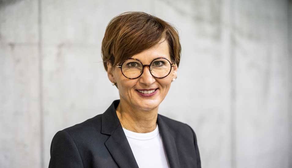Das Foto zeigt ein Portrait der Bundesbildungsministerin Bettina Stark-Watzinger
