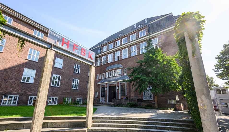 Das Logo der Hamburger Hochschule für bildende Künste (HFBK), im Hintergrund ihr Gebäude.