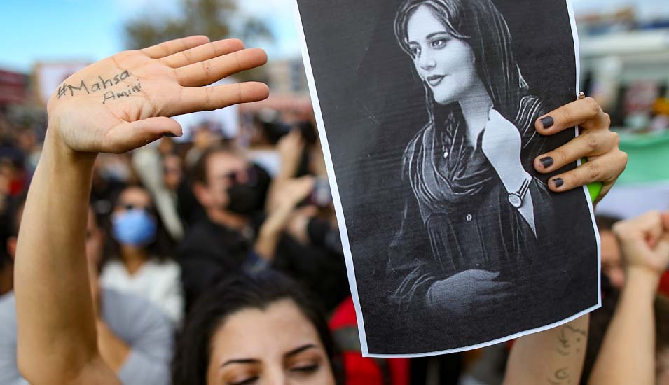 Eine Frau hält bei einer Demonstration in Istanbul ein Bild und den Namen der Iranerin Mahsa Amini hoch.