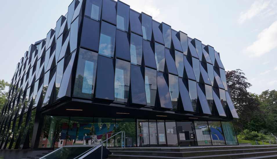 Gebäudeansicht des New Blauhaus, der Bibliothek der Hochschule Niederrhein, einer Hochschule für Angewandte Wissenschaften in Möchengladbach.