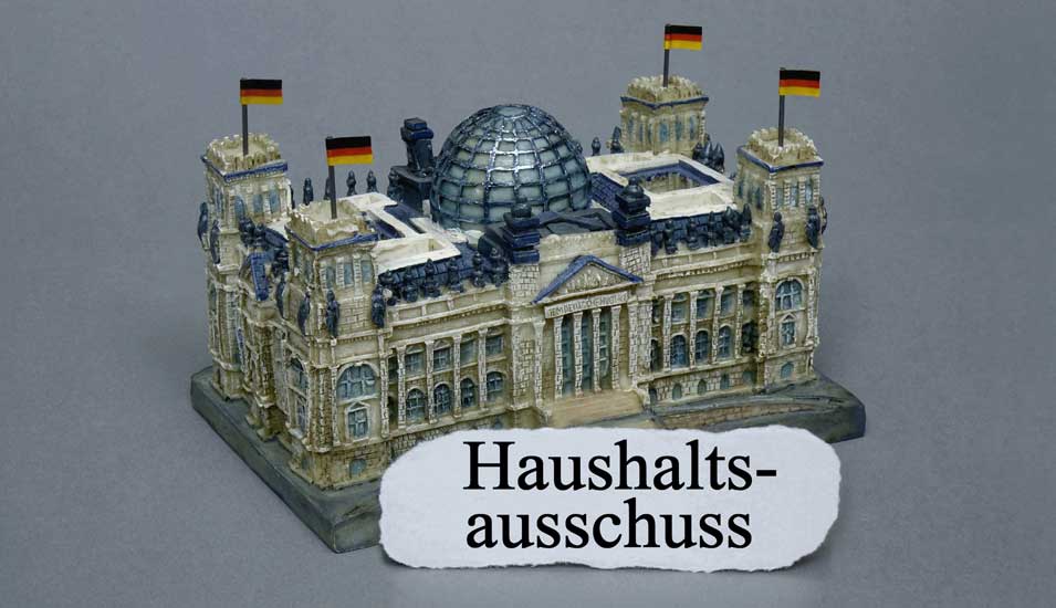 Symbolbild: Vor einem Reichstagsmodell steht der Schriftzug Haushaltsausschuss. 