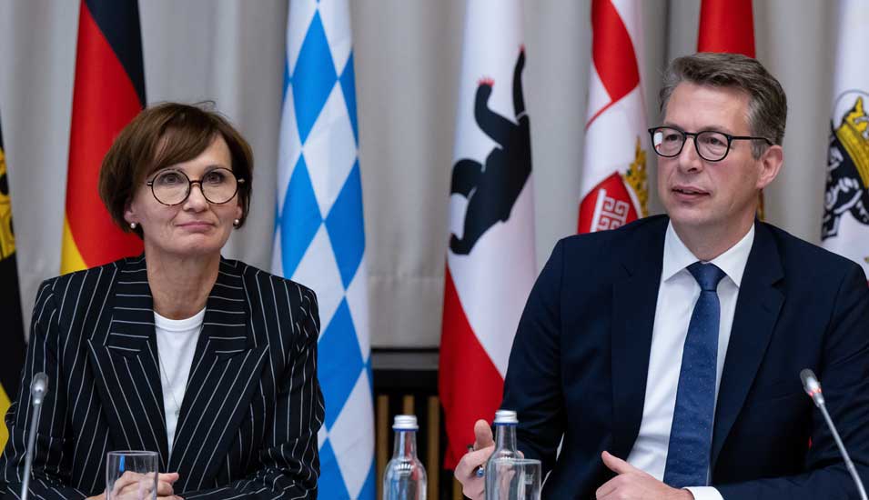 Bettina Stark-Watzinger (FDP), Bundesministerin für Bildung und Forschung, und Markus Blume (CSU), Wissenschaftsminister von Bayern, nehmen nach einer gemeinsamen Wissenschaftskonferenz von Bund und Ländern (GWK) an einer Pressekonferenz teil.