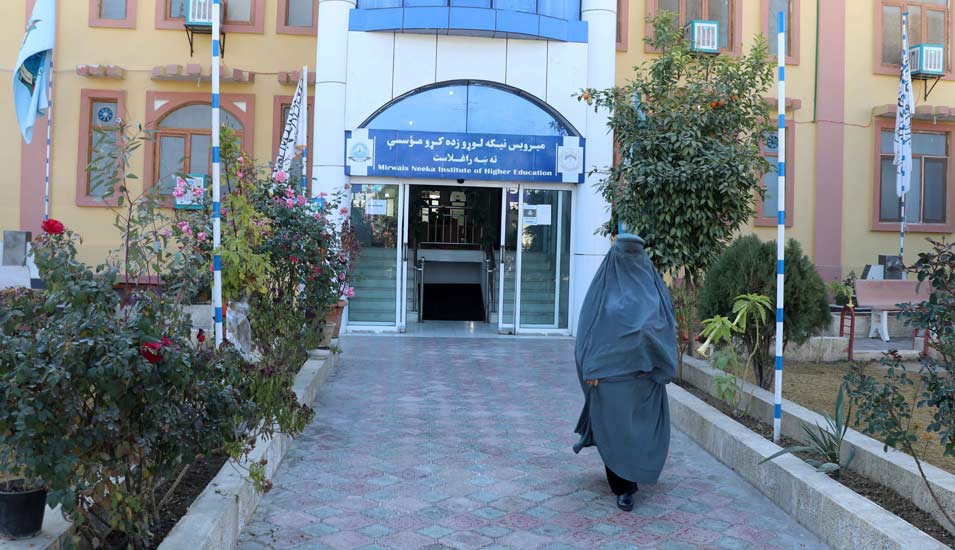 Eine Studentin in einer Burka verlässt das Mirwais Neeka Institute of Higher Education, eine private Hochschule in Kandahar in Afghanistan.