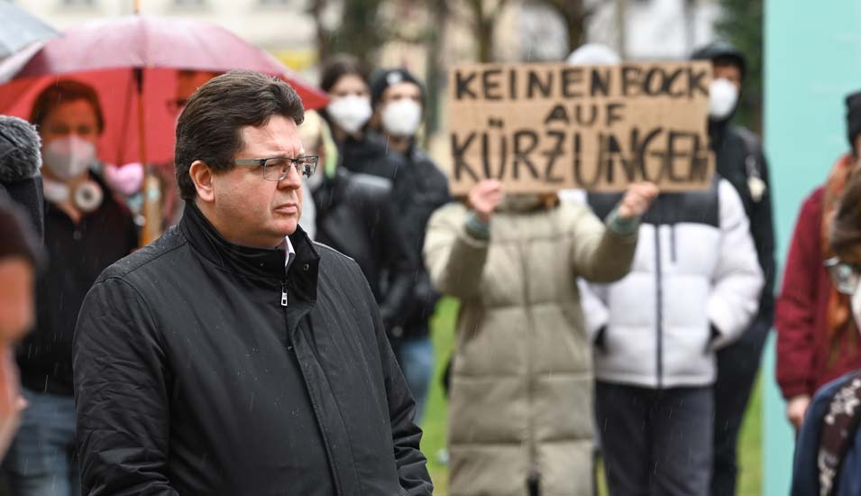 Foto des Rektors der Universität Halle, Professor Christian Tietje, und der Demonstranten auf der Kundgebung gegen das geplante Sparpaket.