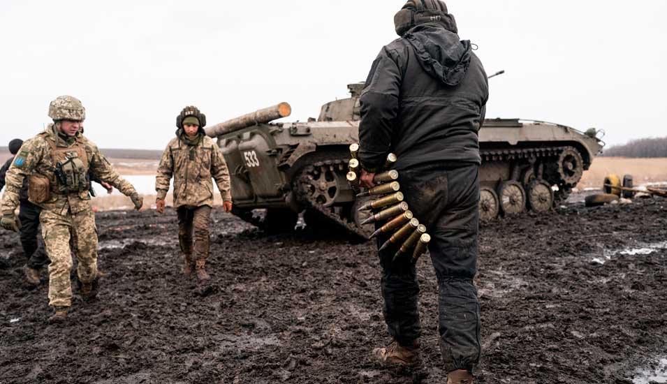 Ukrainische Soldaten in Uniform bei einer Übung im Gebiet von Donezk, im Hintergrund ein Panzer..