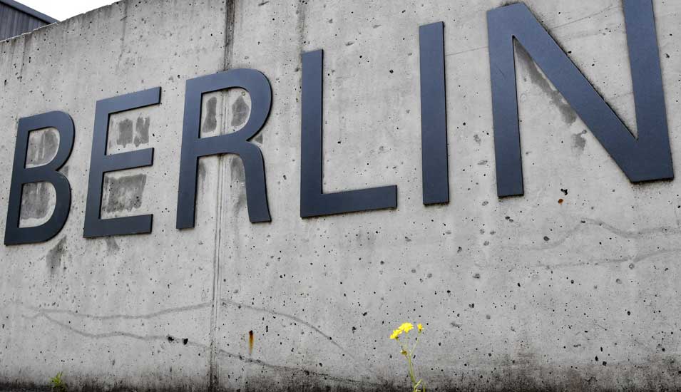 Schriftzug "Berlin" auf einer Betonwand vor der "Freien Universität Berlin".