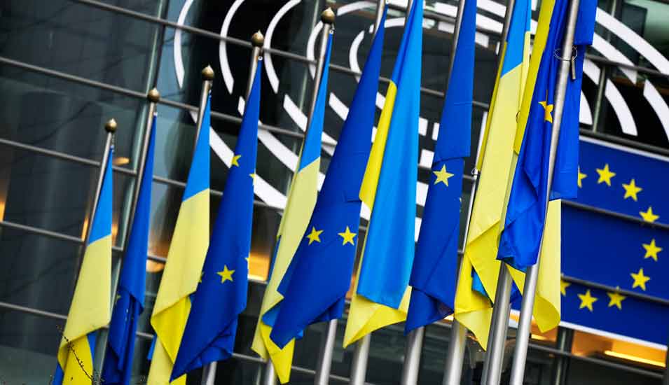 Flaggen der Ukraine und der Europäischen Union vor einem EU-Gebäude in Brüssel