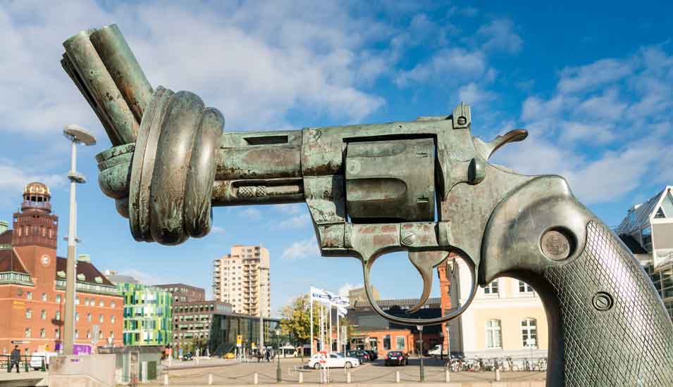Schwedische Skulptur einer Pistole mit verknotetem Lauf.