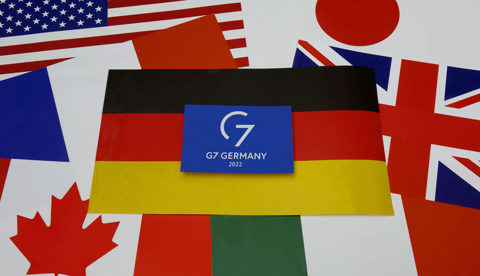 Illustration der G7-Staaten: Fahnen der Länder Kanada, Frankreich, Italien, Vereinigtes Königreich, Japan, Vereinigte Staaten von Amerika und Deutschland.