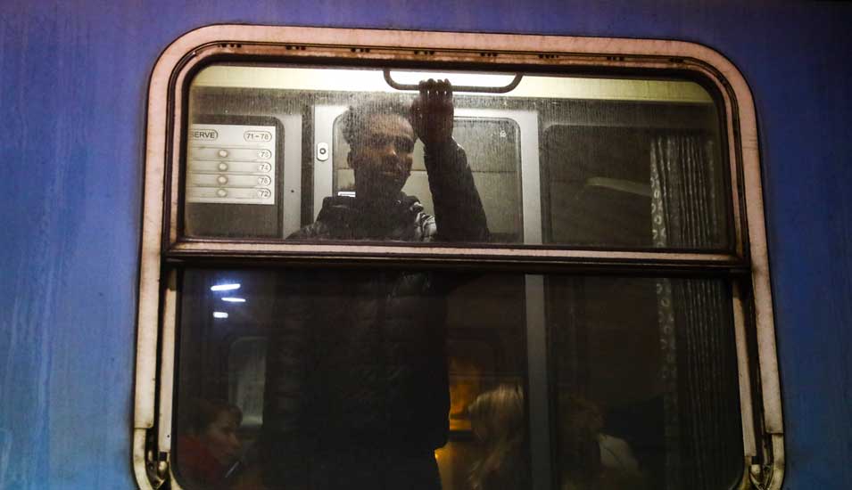 Ein dunkelhäutiger Mann kommt mit dem Zug aus der Ukraine in Polen an.
