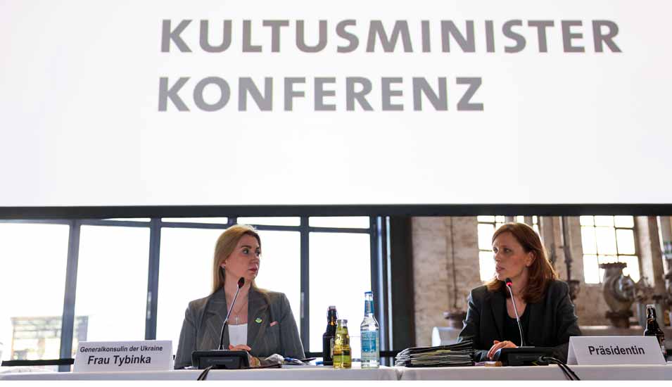Karin Prien, Präsidentin der Kultusministerkonferenz 2022, spricht an der Seite von Iryna Tybinka, Generalkonsulin der Ukraine in Hamburg, im Rahmen der Kultusministerkonferenz (KMK)