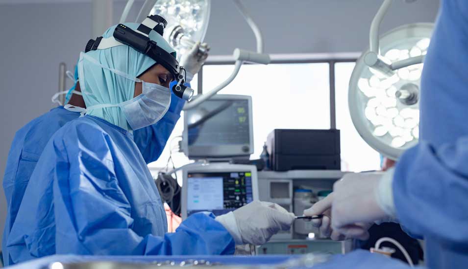 Im OP operiert eine Chirurgin mit Kopftuch.