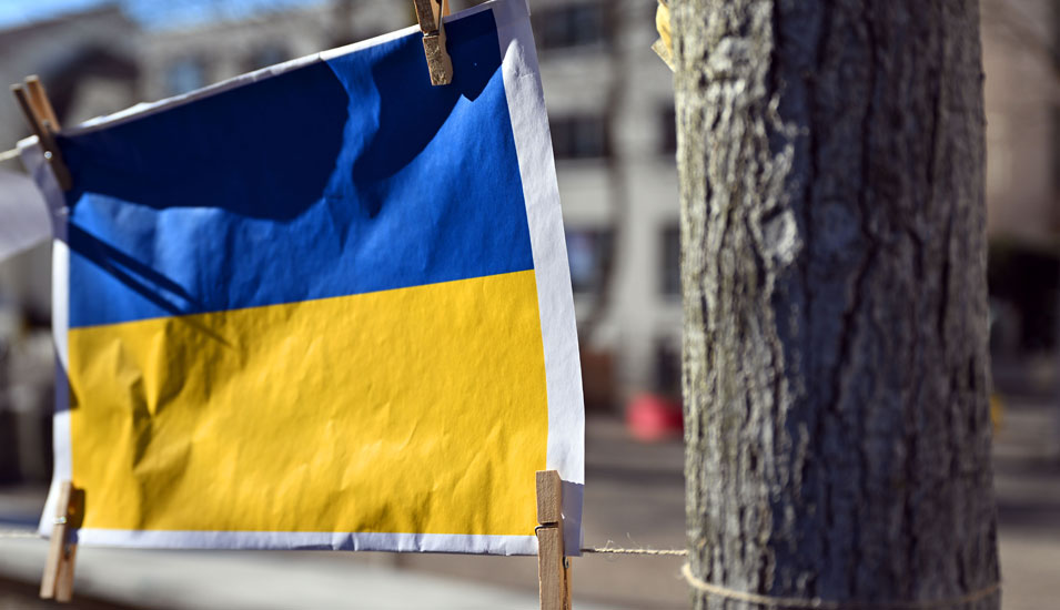 Provisorische Ukraine-Fahne, die mit Wäschklammern im Außenbereich der Universität Weimar befestigt wurde.
