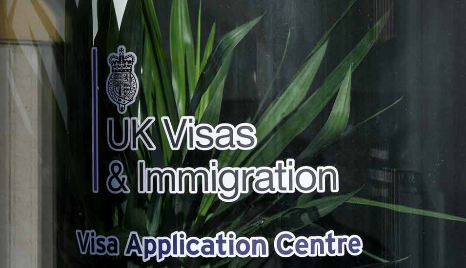 UK Visas und Immigration steht auf einer Scheibe eines Visa Application Centre in Berlin.