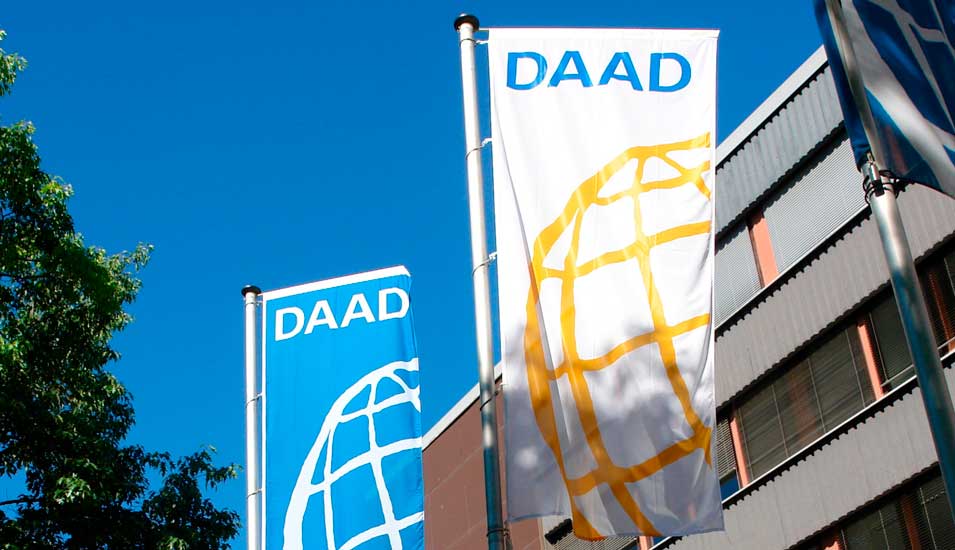 Fahnen mit dem Logo des DAAD.