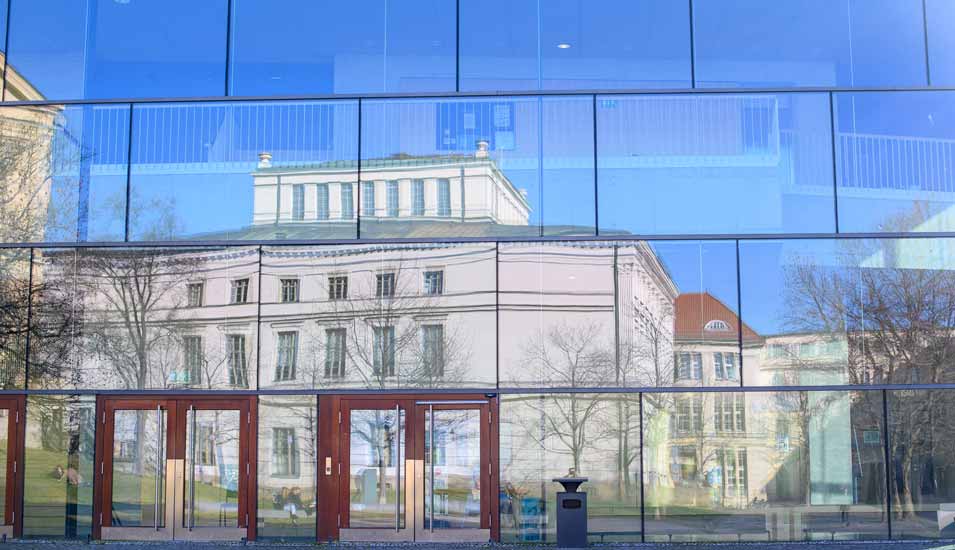 Gebäude der Martin-Luther-Universität Halle-Wittenberg spiegeln sich in der Scheibe eines weiteren Uni-Gebäudes.