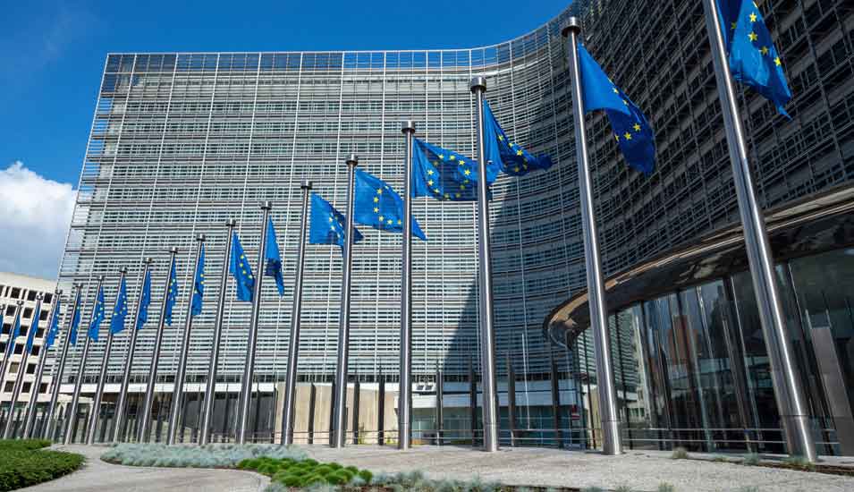 scheinbar unendliche Reihe an Europaflaggen vor dem Sitz der Europäischen Kommission in Brüssel