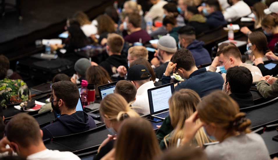 Studierende sitzen in einer Vorlesung im Audimax der Universität Hannover.