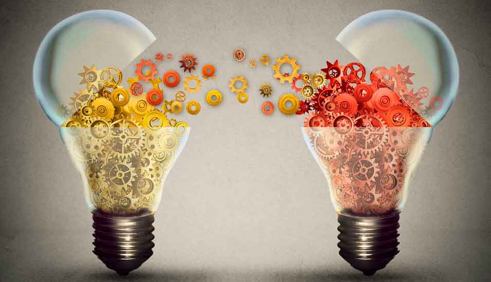 Illustration eines Ideenaustauschs: Zwei Glühbirnen mit Zahnrädern, die Teile austauschen