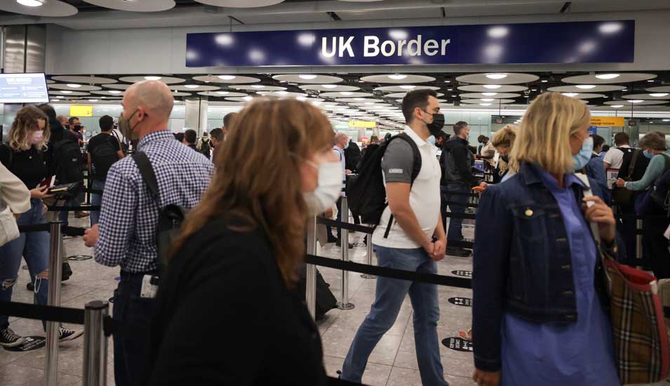 ankommende Passagiere in einer Schlange der britischen Grenzkontrolle am Flughafen Heathrow in London