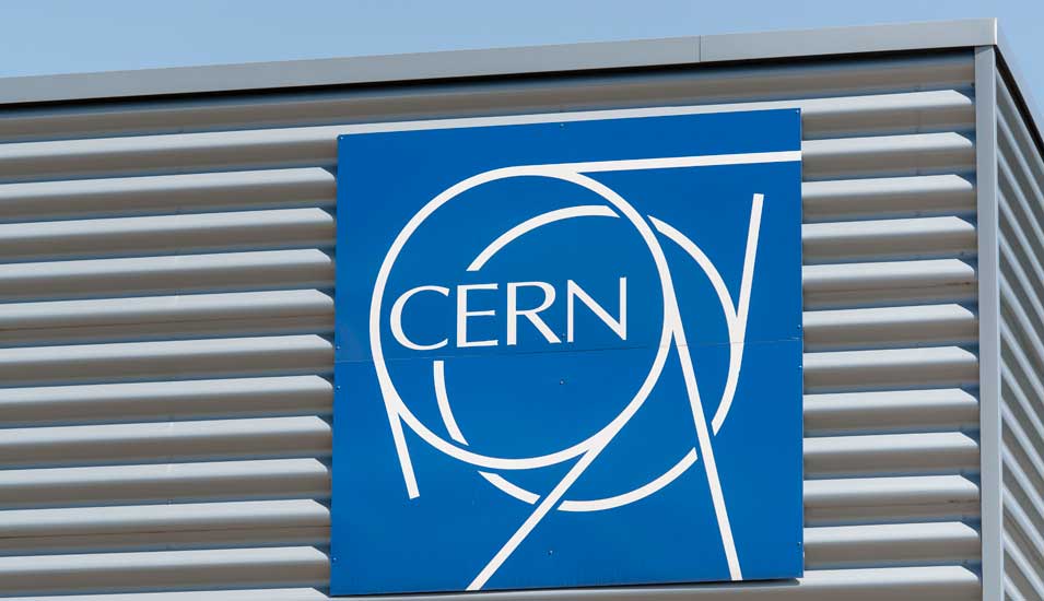 Logo von Cern an der Fassade des Cern Control Centers in Prevessin, Frankreich.