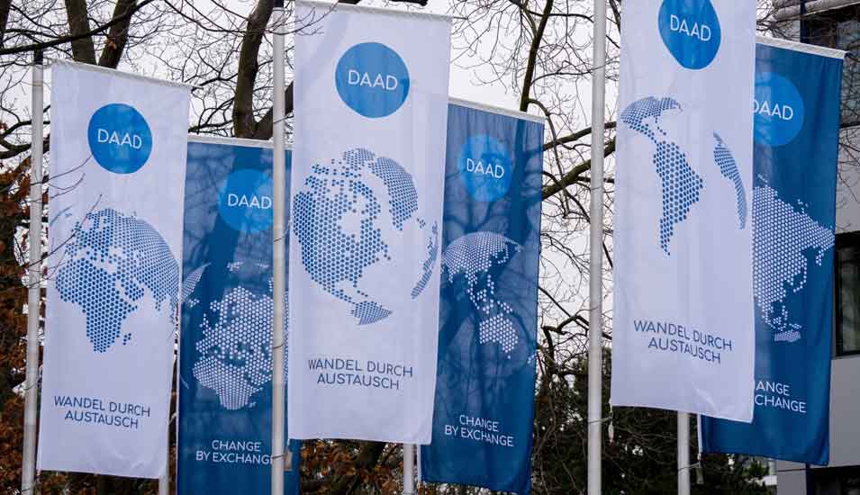 Flaggen vor dem DAAD Hauptgebäude in Bonn