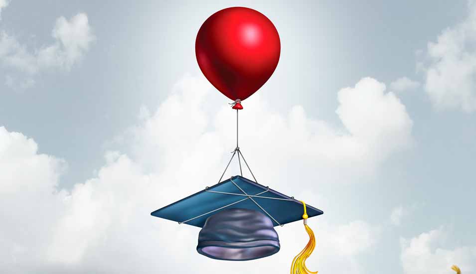 Fliegender Doktorhut, der mit einem Seil an einen Luftballon gebunden ist