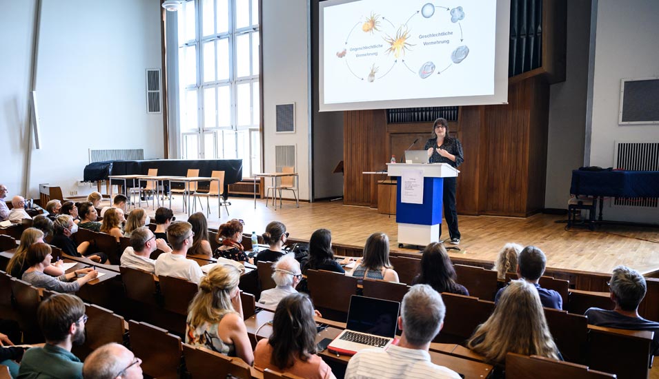 Marie-Luise Vollbrecht, Biologie-Doktorandin an der Humboldt-Universität Berlin, hält an der HU einen Vortrag mit dem Titel "Geschlecht ist nicht (Ge)schlecht: Sex, Gender und warum es in der Biologie zwei Geschlechter gibt".