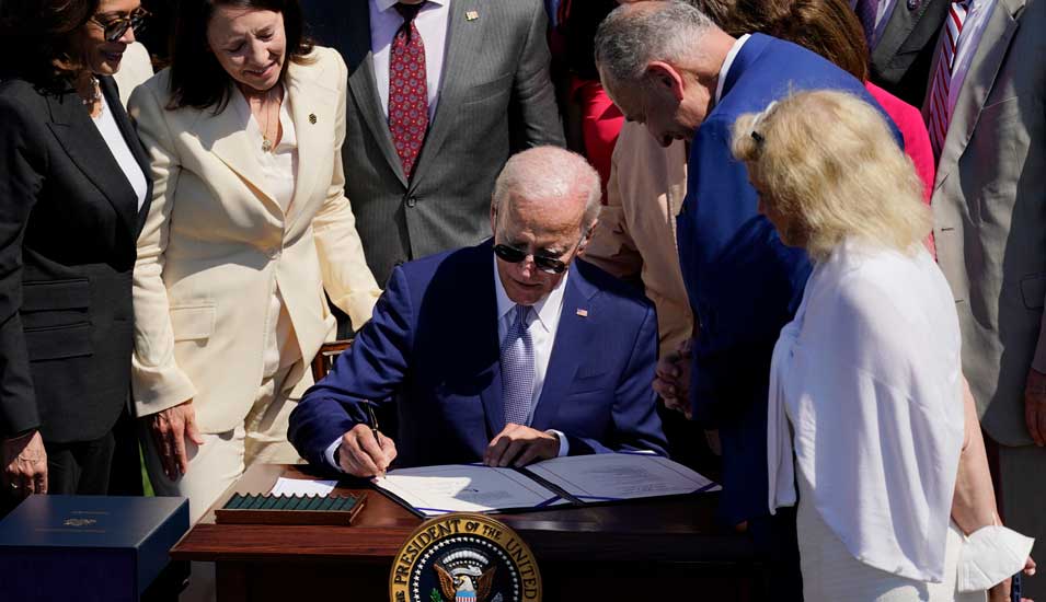 US-Präsident Joe Biden beim Unterschreiben des CHIPS and Science Act of 2022.