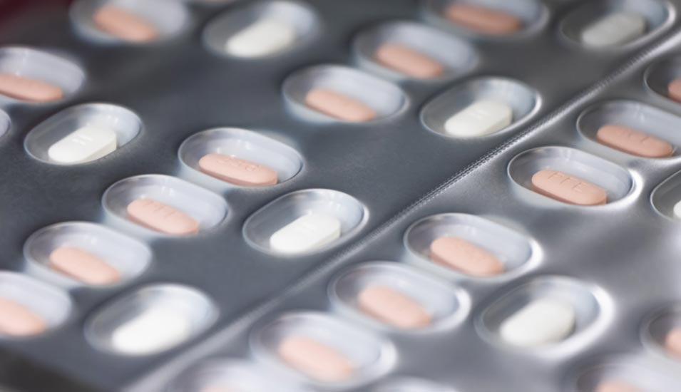 Antivirale Tabletten des Medikaments Paxlovid zur Behandlung von Covid-19 durchlaufen eine Verpackungsanlage.