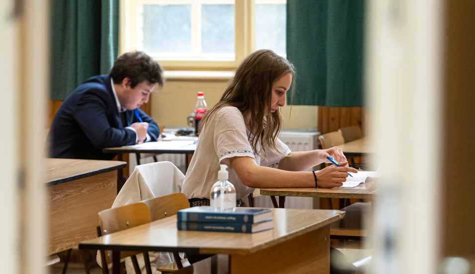 Ein Schüler und eine Schülerin am Szent-Istvan-Gymnasium in Budapest schreiben ein Examen.