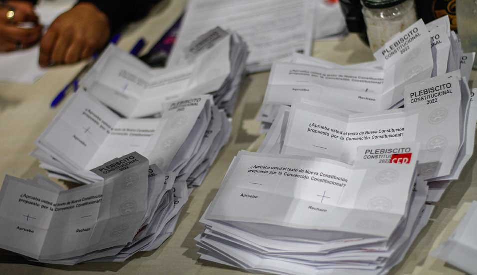 Mehrere Stapel mit ausgezählten Stimmzetteln für das Referendum über den Entwurf einer neuen Verfassung für Chile