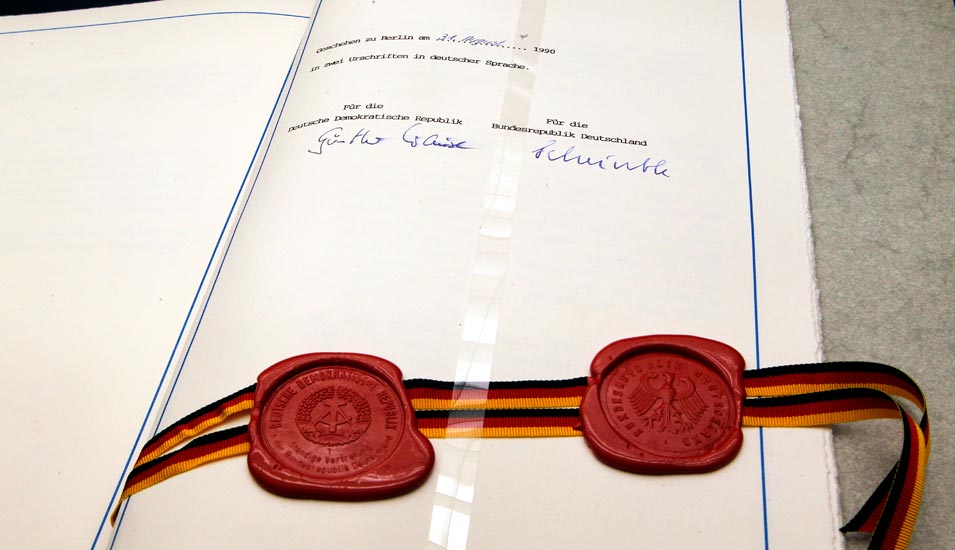 Foto der Unterschriften und Siegel im Einigungsvertrag zwischen der BRD und der DDR.