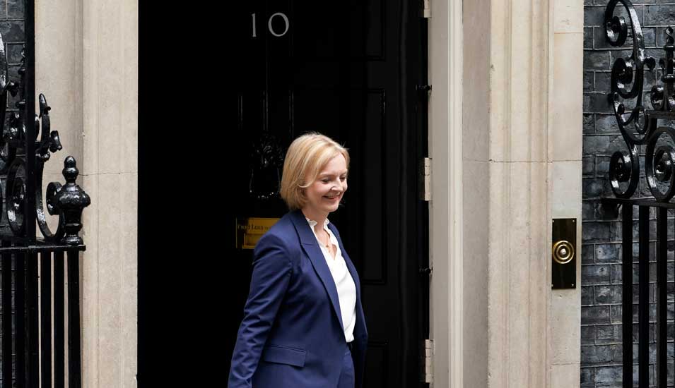Premierministerin Truss verlässt Downing Street 10, Amtssitz des britischen Premierministers und Symbol für die britische Regierung.
