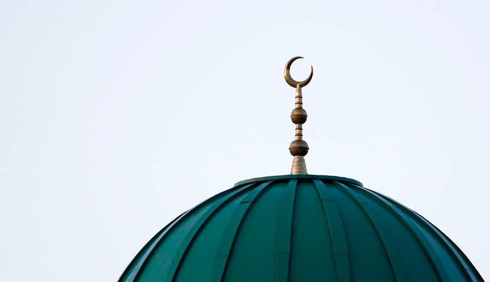 Halbmond auf dem Dach einer Moschee in Bonn.