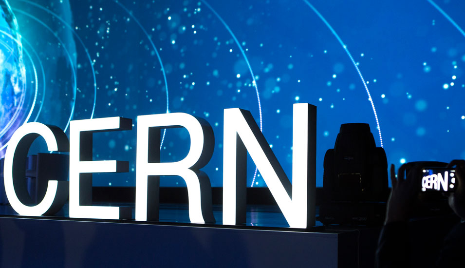 CERN Logo vor blauem Hintergrund