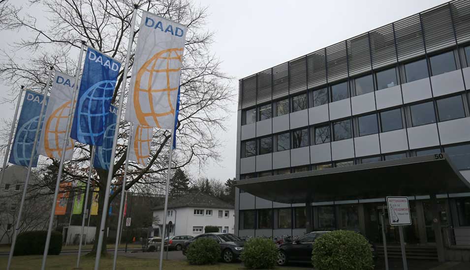 Fahnen mit dem Logo des DAAD an dessen Sitz in Bonn