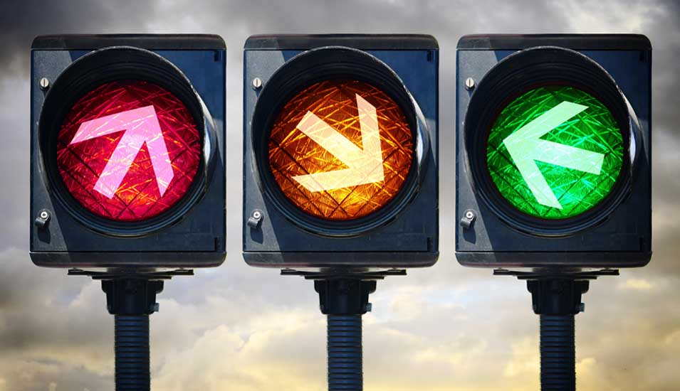 Drei Ampellichter in rot, gelb und grün, mit Pfeilen, die in verschiedene Richtungen weisen