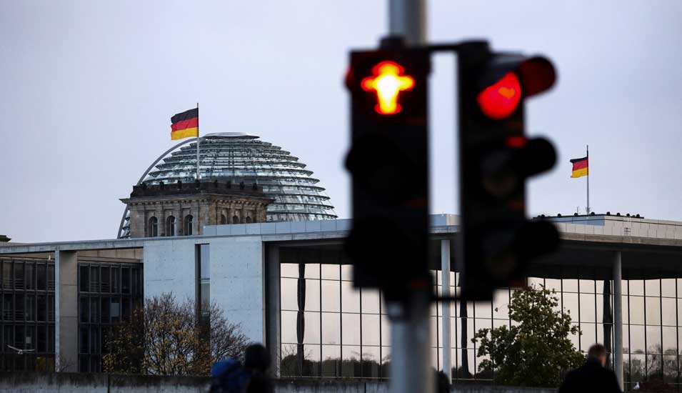 Kuppel des Bundestags, im Vordergrund eine rote Ampel
