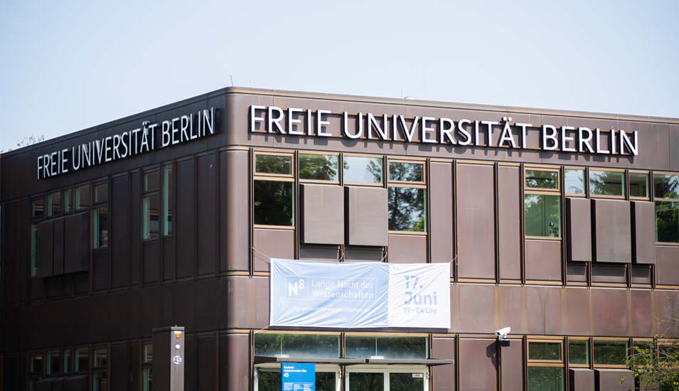 An einem Gebäude prangt der Schriftzug "Freie Universität Berlin"