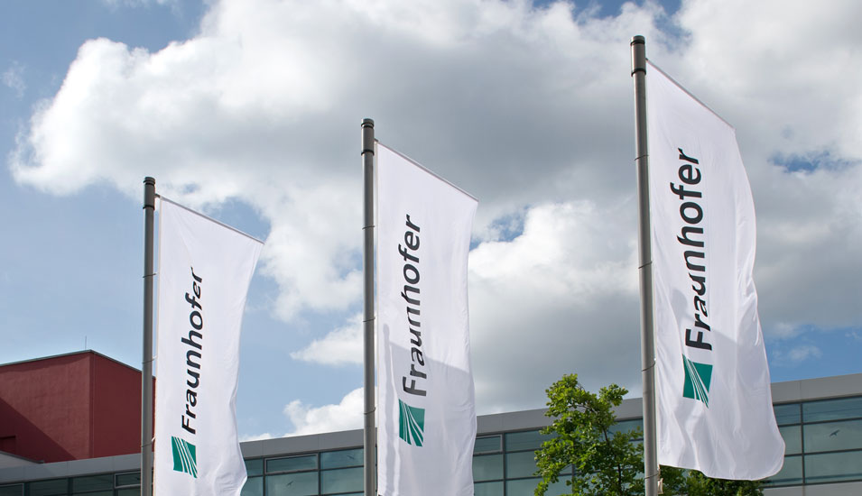 Eine Niederlassung der Fraunhofer Gesellschaft mit Flaggen und Schriftzug.