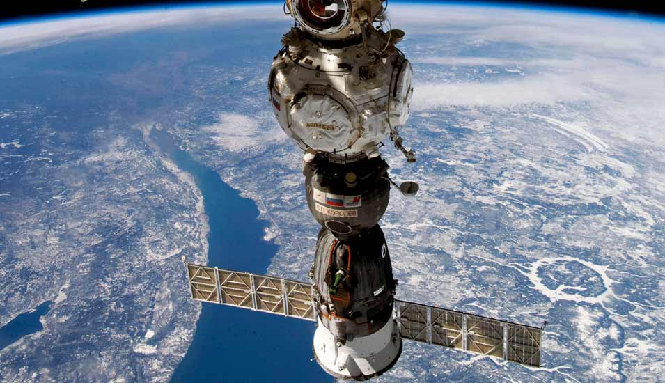 Foto der Internationalen Raumstation ISS mit angedocktem russischen Raumfahrzeug