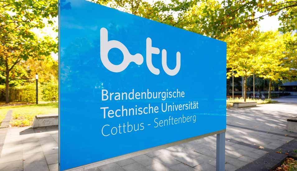 Schild mit der Aufschrift btu – Brandenburgische Technische Universität Cottbus-Senftenberg