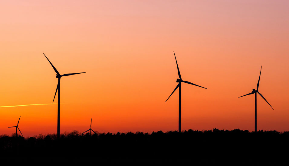 Sonnenuntergang hinter Windrädern, Symbolbild: Energiewende