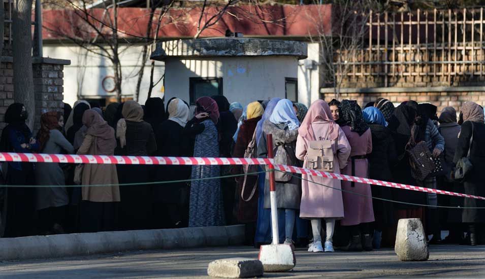 Studentinnen stehen im Februar 2022 vor der Universität Kabul an.