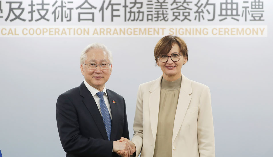 Bundesforschungsministerin Bettina Stark-Watzinger und der taiwanische Wissenschaftsminister Tsung-Tsong Wu geben sich die Hand.