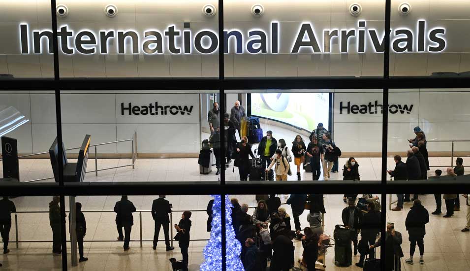 Reisende am Ankunftsterminal für internationale Flüge am Flughafen Heathrow in London