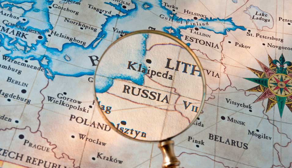 Karte der Ostsee, auf dem Wort "Russland" liegt eine Lupe.
